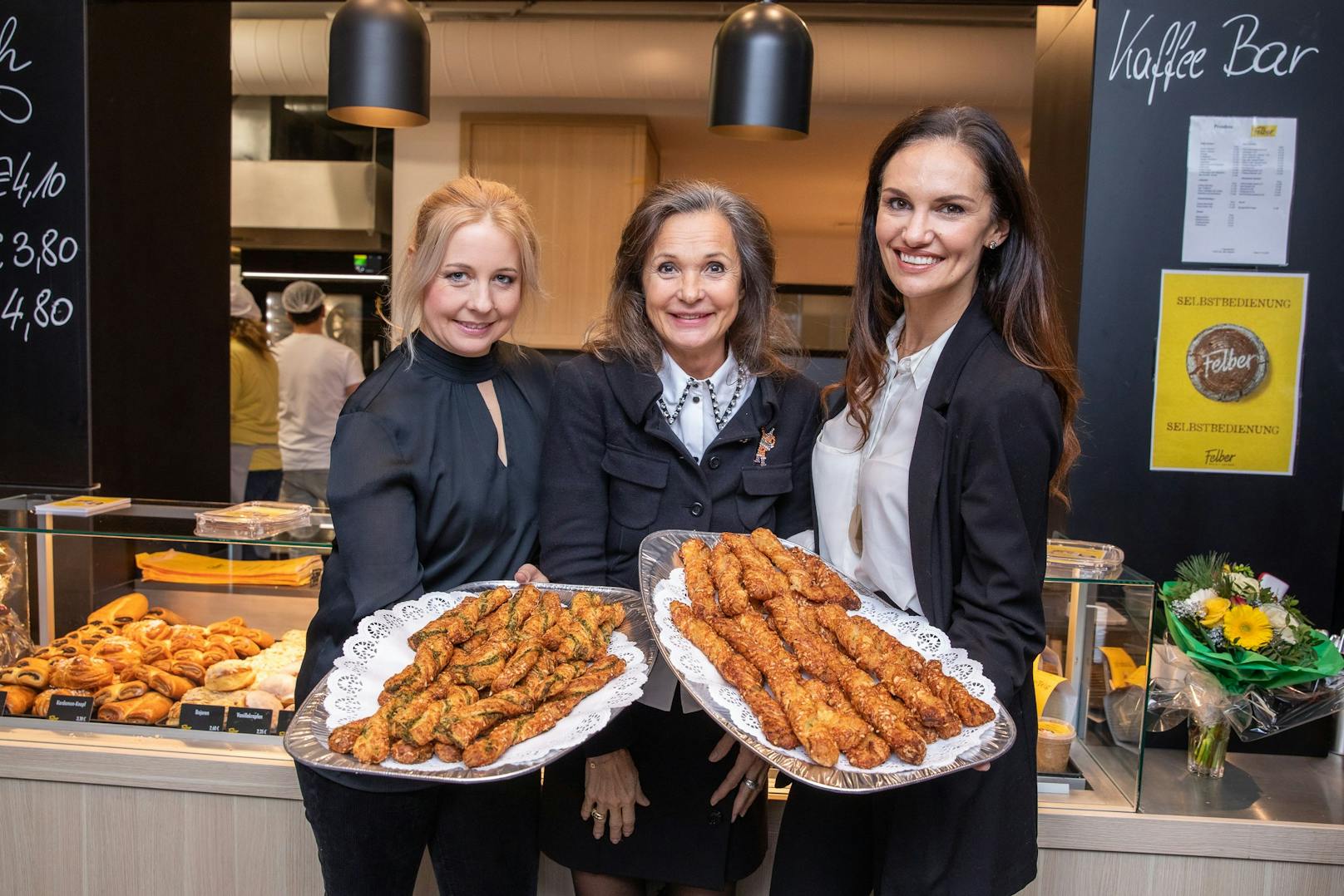 Zu essen gab es neben Lebkuchen auch Herzhaftes für Iva Schell, Gastgeberin Doris Felber und Tanja Duhovich 