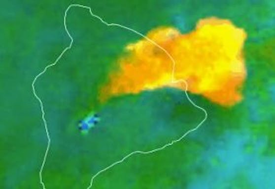 Die Aufnahme zeigt die Bewegung einer Wolke aus Asche und Trümmern.