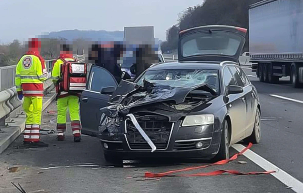 Crash auf A1: Pkw fuhr auf Lkw auf