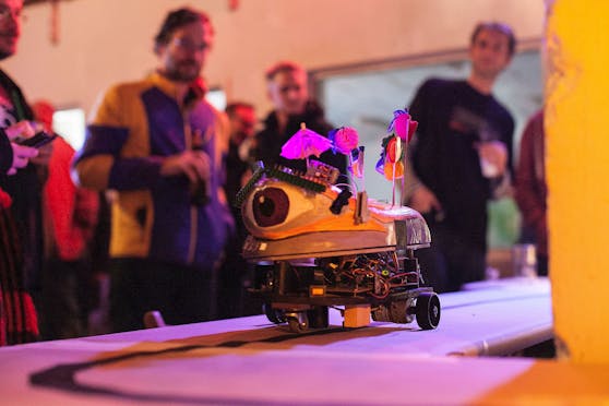 Das Festival zeigt mit den Cocktailrobotern die Funktionalität als das Wesen und eingelegten Sinn des Technischen auf.