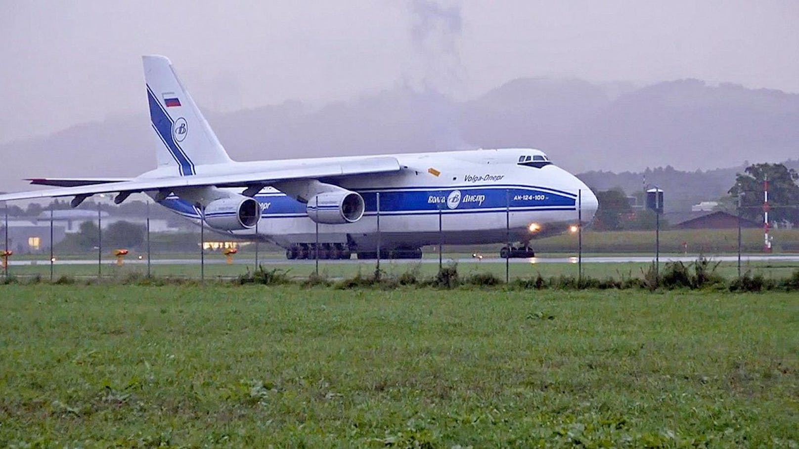 Zwischen China und Russland verkehren derzeit auffällig viele Antonov-Frachtflugzeuge. Im Bild eine An-124 bei der Landung am Militärflugplatz Emmen.
