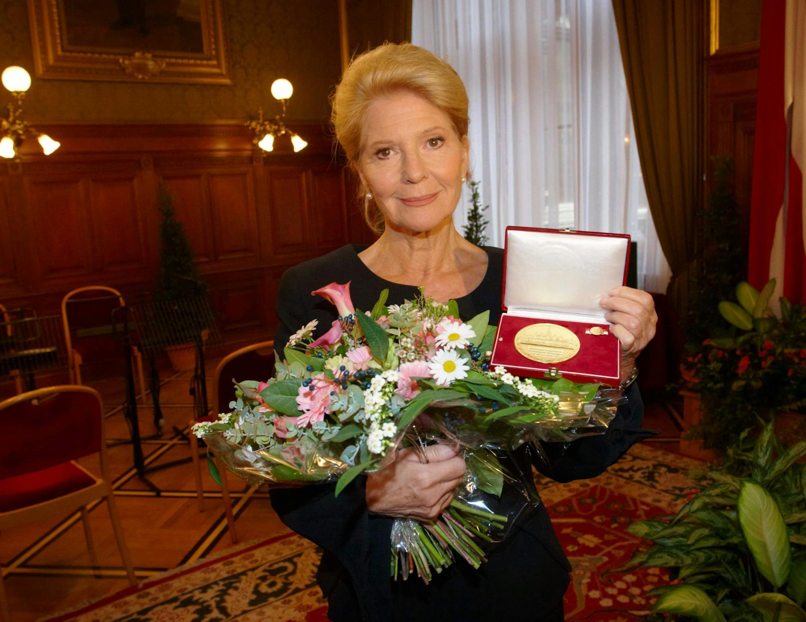 2009 erhielt sie die Ehrenmedaille der Bundeshauptstadt Wien in Gold.