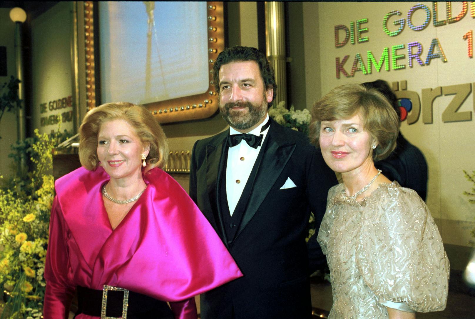 Verlegerin Friede Springer mit Christiane Hörbiger und Gerhard Tötschinger im Februar 1988 auf der Aftershowparty "Die Goldene Kamera".
