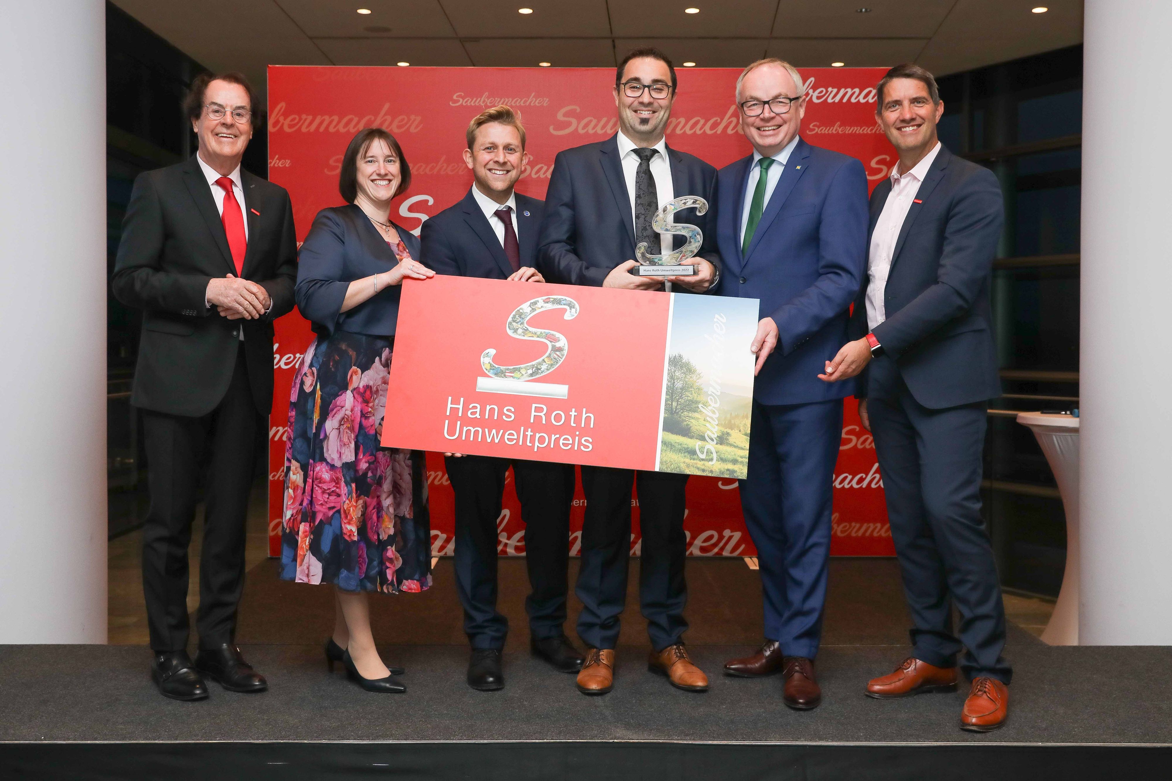 Hans Roth, Preisstifter und Saubermacher-Gründer; Astrid Arnberger, F&E-Leiterin Saubermacher; Professor Thomas Felberbauer, FH St. Pölten; Michael Vonwald, Preisträger FH St. Pölten; Stephan Pernkopf, LH-Stellvertreter; Ralf Mittermayr, CEO Sauberacher (v.l.) 