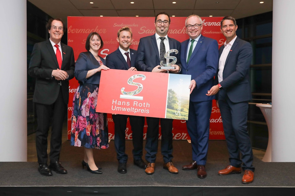 Hans Roth, Preisstifter und Saubermacher-Gründer; Astrid Arnberger, F&E-Leiterin Saubermacher; Professor Thomas Felberbauer, FH St. Pölten; Michael Vonwald, Preisträger FH St. Pölten; Stephan Pernkopf, LH-Stellvertreter; Ralf Mittermayr, CEO Sauberacher (v.l.) 