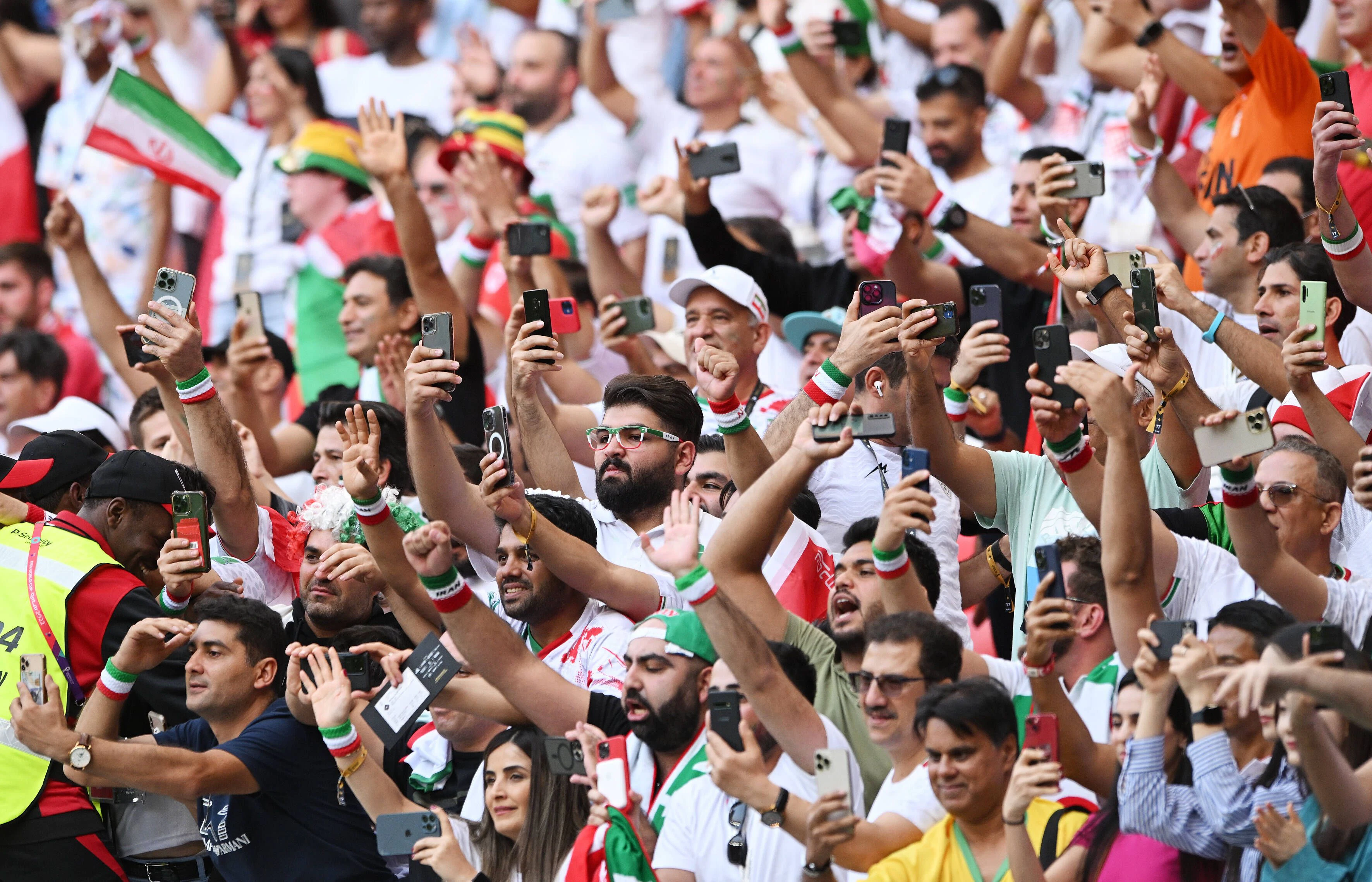 Iran-Fans protestieren gegen die Machthaber in ihrer Heimat
