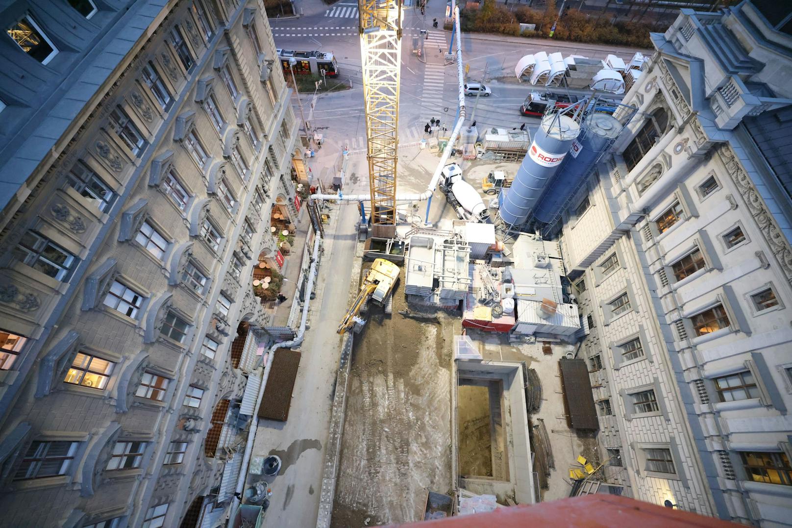 Die Baustelle zur Kreuzung U2 und U5 am Rathaus ist in vollem Gange.