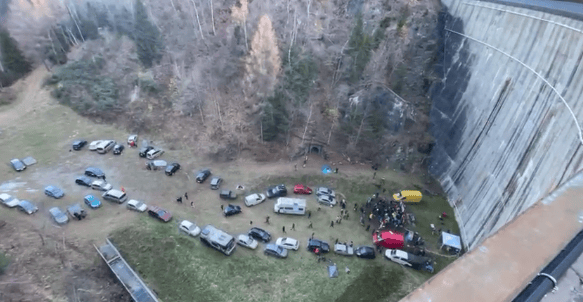 Der illegale Rave fand in der Gemeinde Roveredo GR am Staudamm statt.