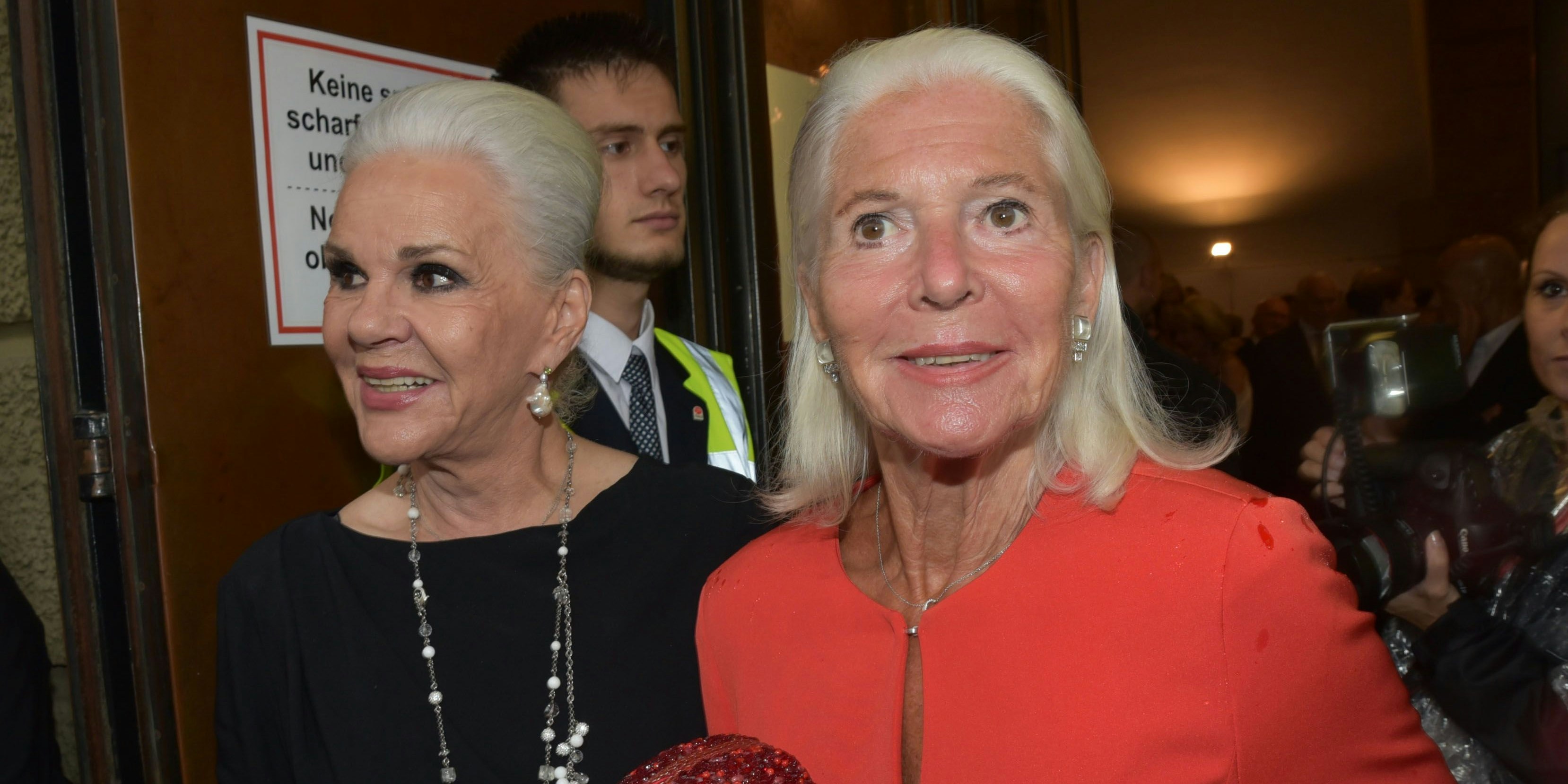 Christine Hörbiger mit ihrer Schwester Maresa (77) bei den Salzburger Festspielen 2017. 
