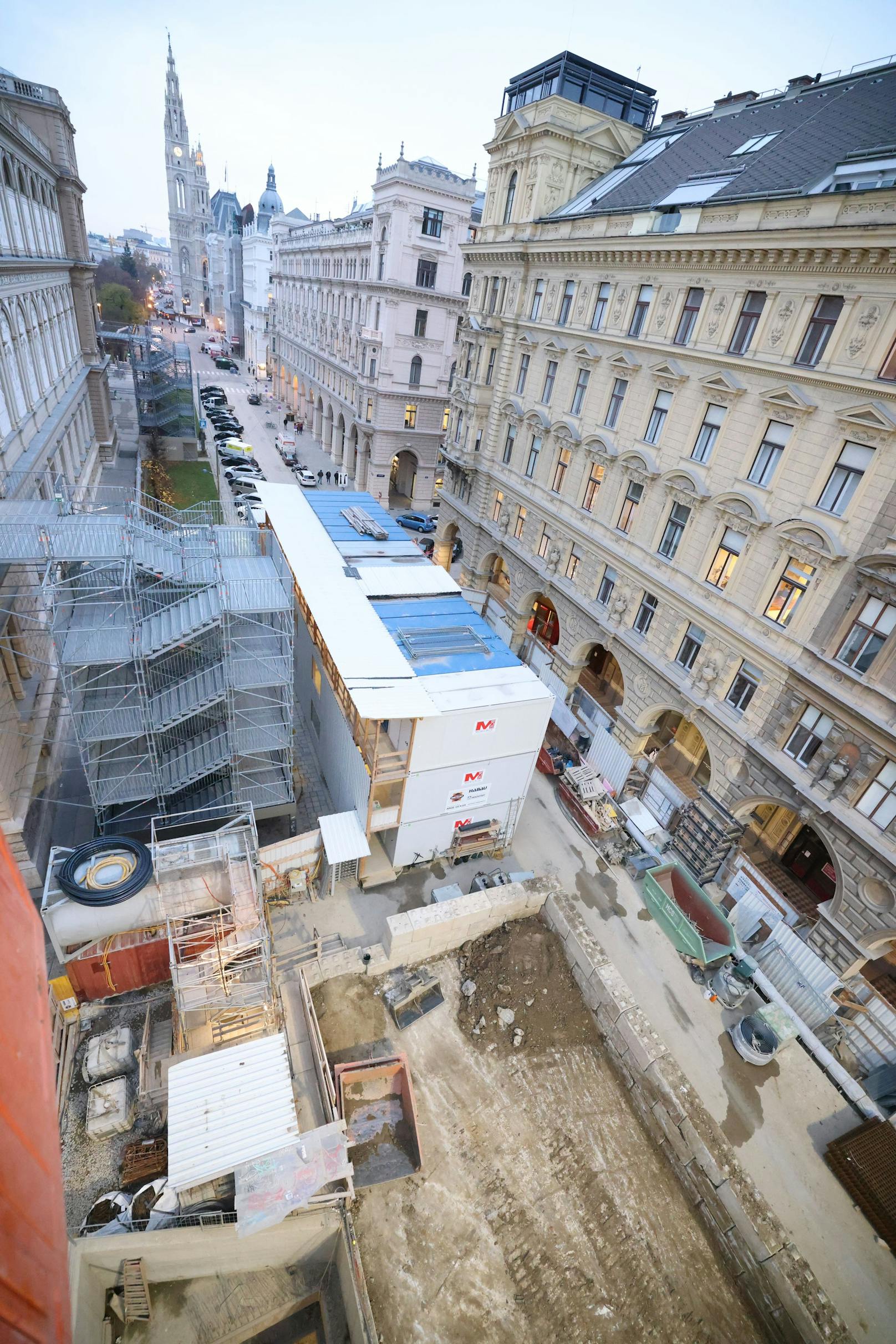 Die Baustelle zur Kreuzung U2 und U5 am Rathaus ist in vollem Gange.