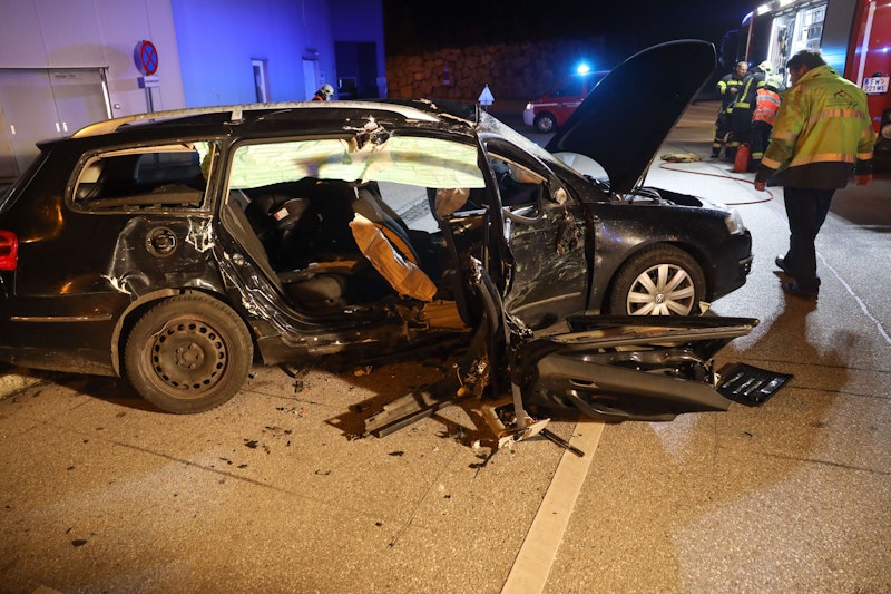 In Wels-Waidhausen musste am späten Mittwochabend ein Beifahrer&nbsp;nach einem Kreuzungscrash von der Feuerwehr aus dem Wrack befreit werden.