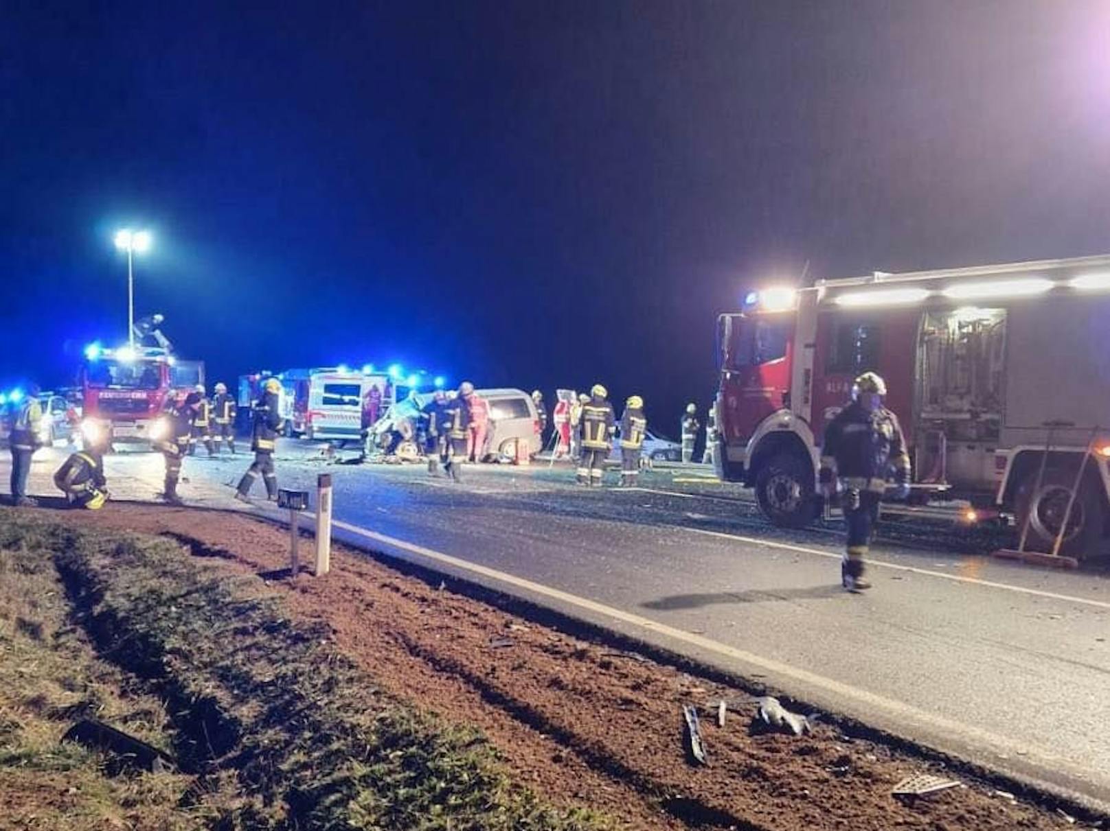 Die Feuerwehr musste den Pkw-Lenker aus dem Wrack befreien.