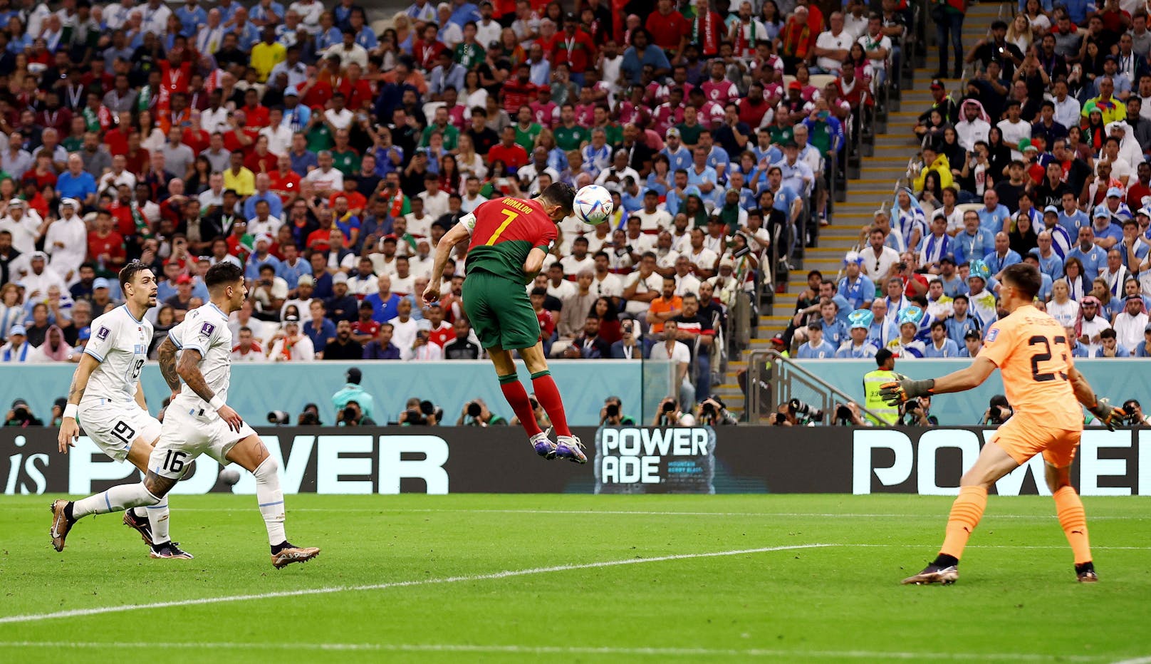 Wieder Ronaldo. Beim 2:0 gegen Uruguay bejubelte der Portugal-Star das 1:0. Problem: Er berührte den Nall gar nicht. Der Treffer wurde später - zum Ärger von "CR7" - Flankengeber Bruno Fernandes zugesprochen.