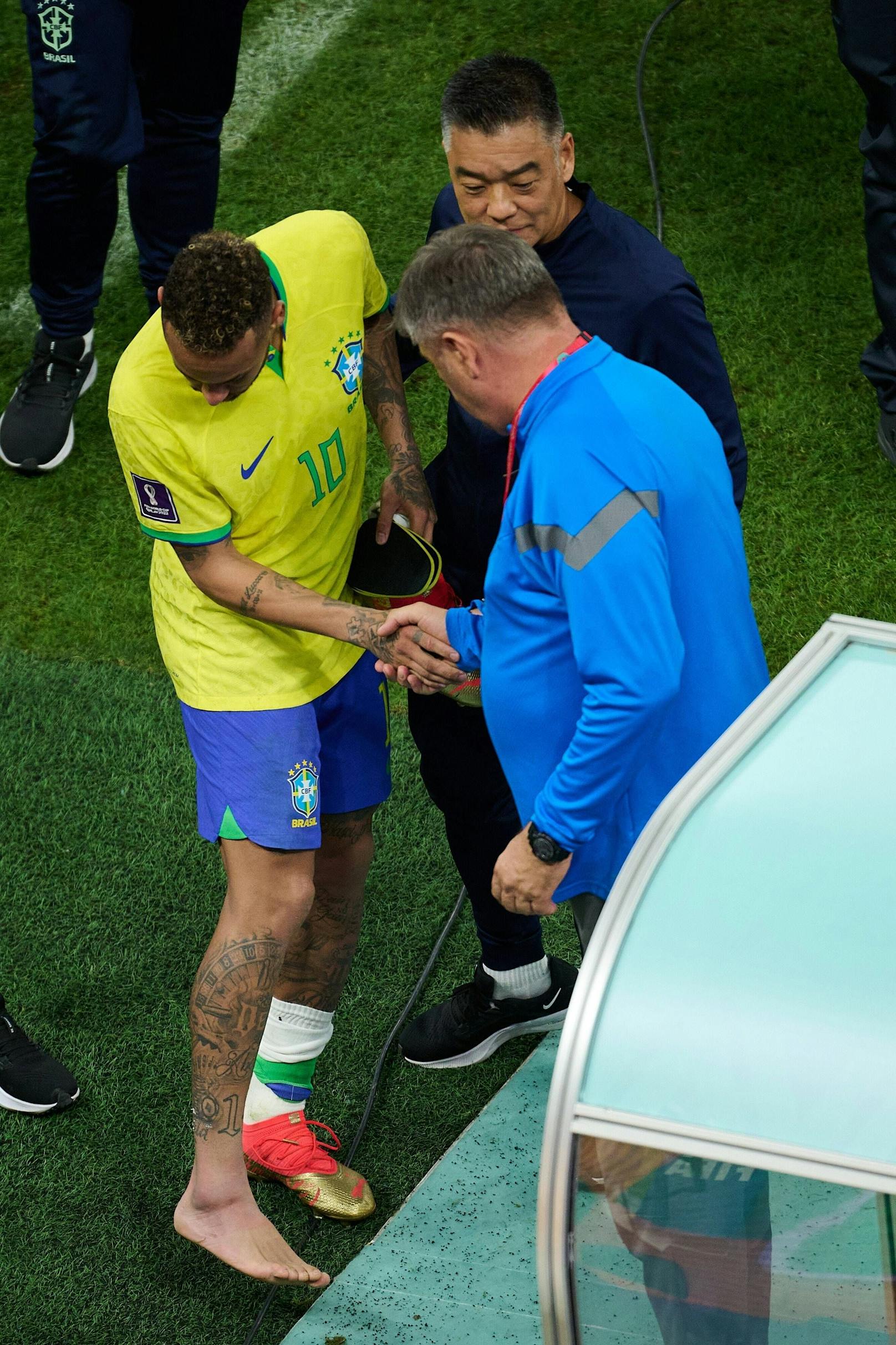 Die Freude über den Sieg wich der Sorge um Neymar. Der Superstar schied mit einer Knöchelverletzung aus. Die WM-Gruppenphase war für ihn gelaufen.