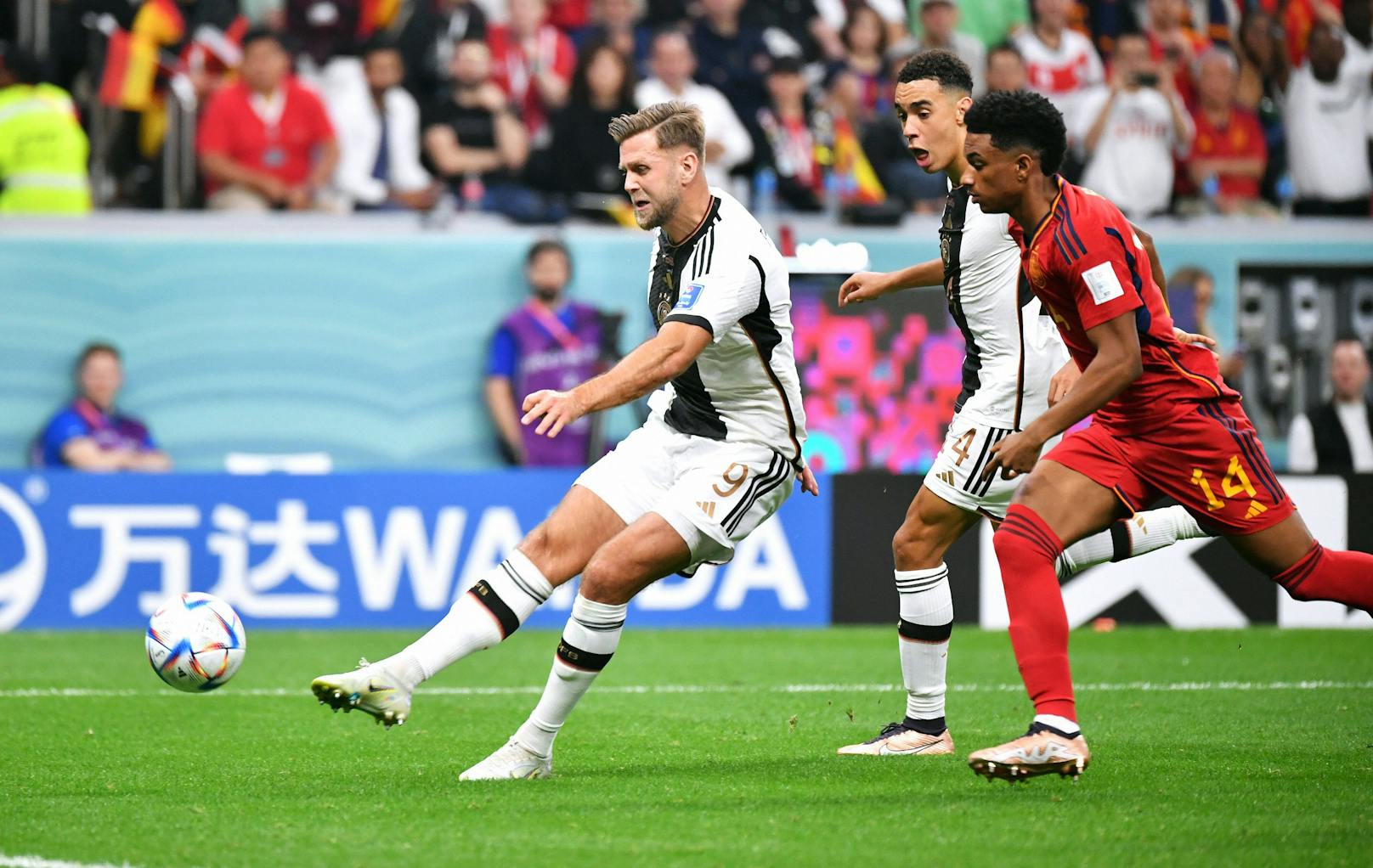 Deutschland drohte bereits am zweiten Spieltag das Aus. Doch "Joker" Niclas Füllkrug wendete mit seinem Tor zum 1:1 gegen Spanien die Blamage ab.