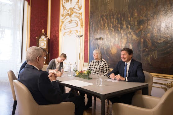 Alexander Van der Bellen bei Beratungen mit Ex-Verbund-Vorstand Wolfgang Anzengruber (r.) und Ökonomin Angela Köppl in der Hofburg.
