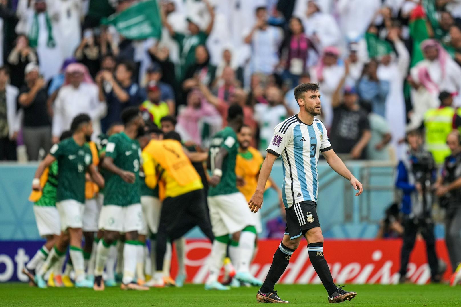 Die erste Sensation gelang Saudi-Arabien, das gegen WM-Mitfavorit Argentinien nach 0:1-Rückstand mit 2:1 gewann.