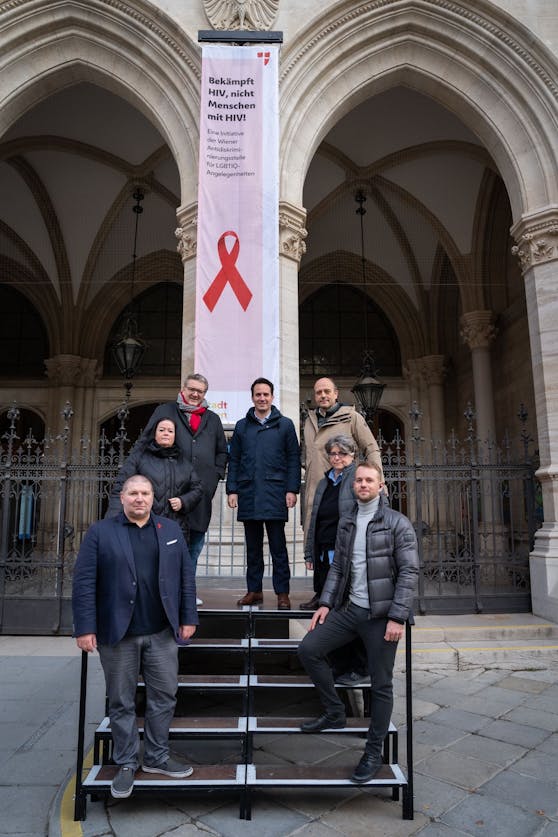 Vizebürgermeister Christoph Wiederkehr , gemeinsam mit Stadtrat Hacker am Donnerstag am Rathausplatz in Wien.
