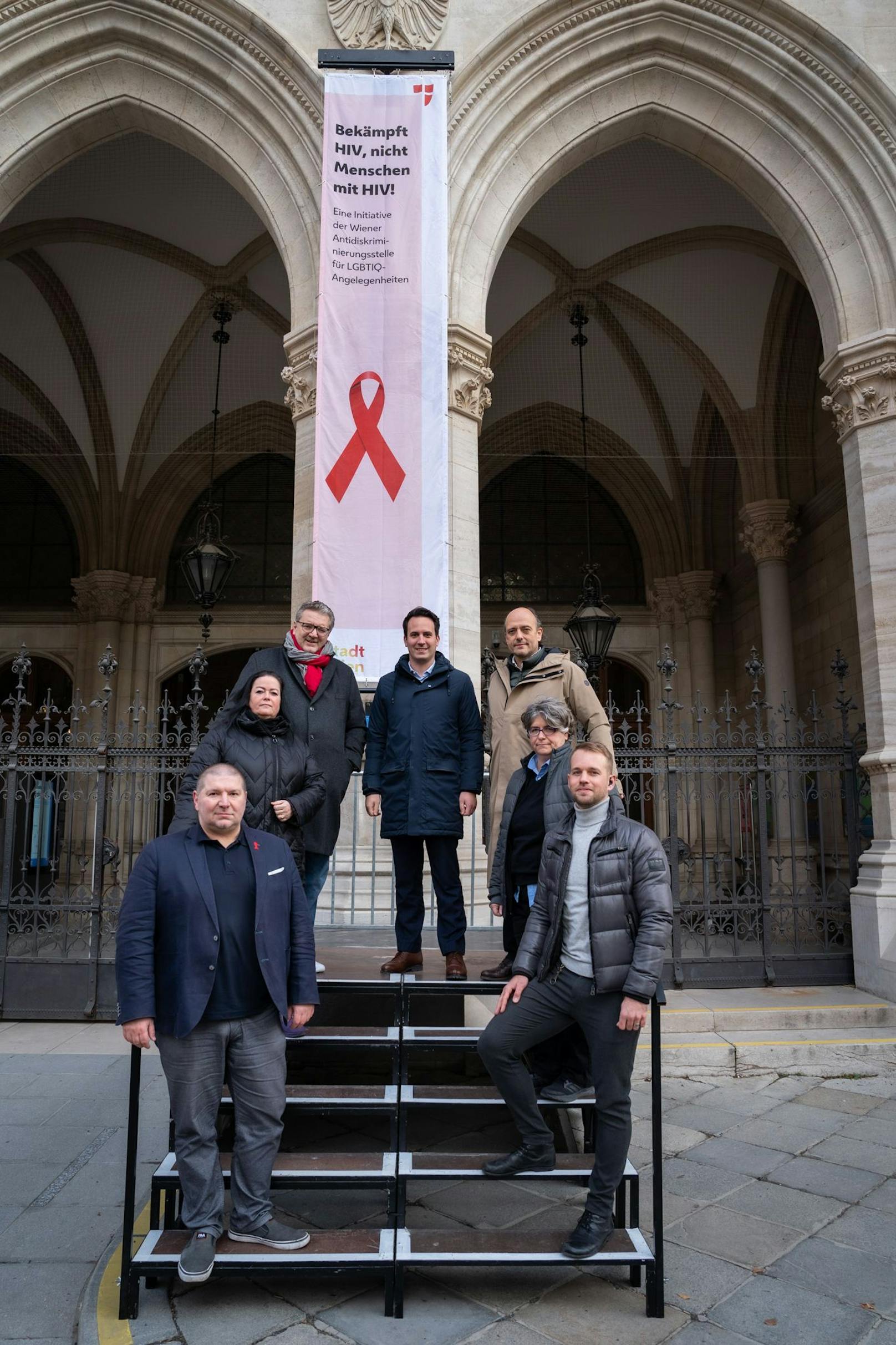 "Welt Aids Tag": Politiker hissen Fahne am Rathausplatz