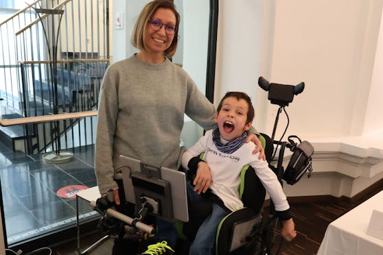 Liam Weingartner (hier mit Mama Kerstin) ist von Geburt an beeinträchtigt, kann nur die Augen selbst steuern. Ein Sprachcomputer hilft ihm bei der Kommunikation.