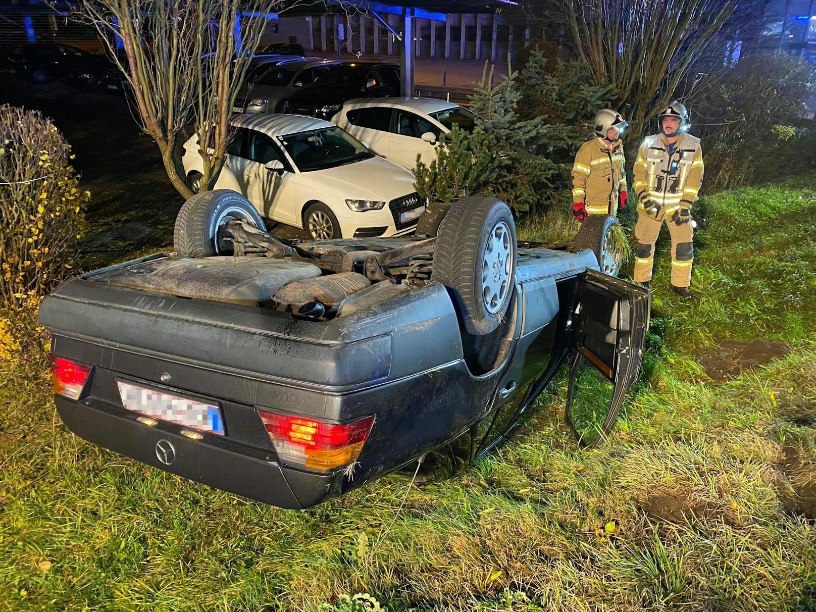 Der 25-jährige Fahrzeuglenker und dessen 25-jährige Beifahrerin wurden unbestimmten Grades verletzt und von der Rettung nach der Erstversorgung am Unfallort in das Bezirkskrankenhaus Kufstein eingeliefert.