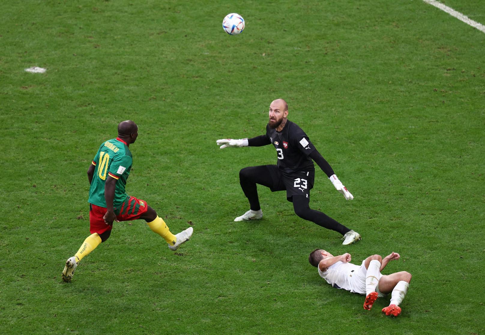 Ein echtes Traumtor gelang Kameruns Aboubakar beim 3:3 gegen Serbien. Der Stürmer überhob Keeper Milinkovic-Savic frech und spektakulär.
