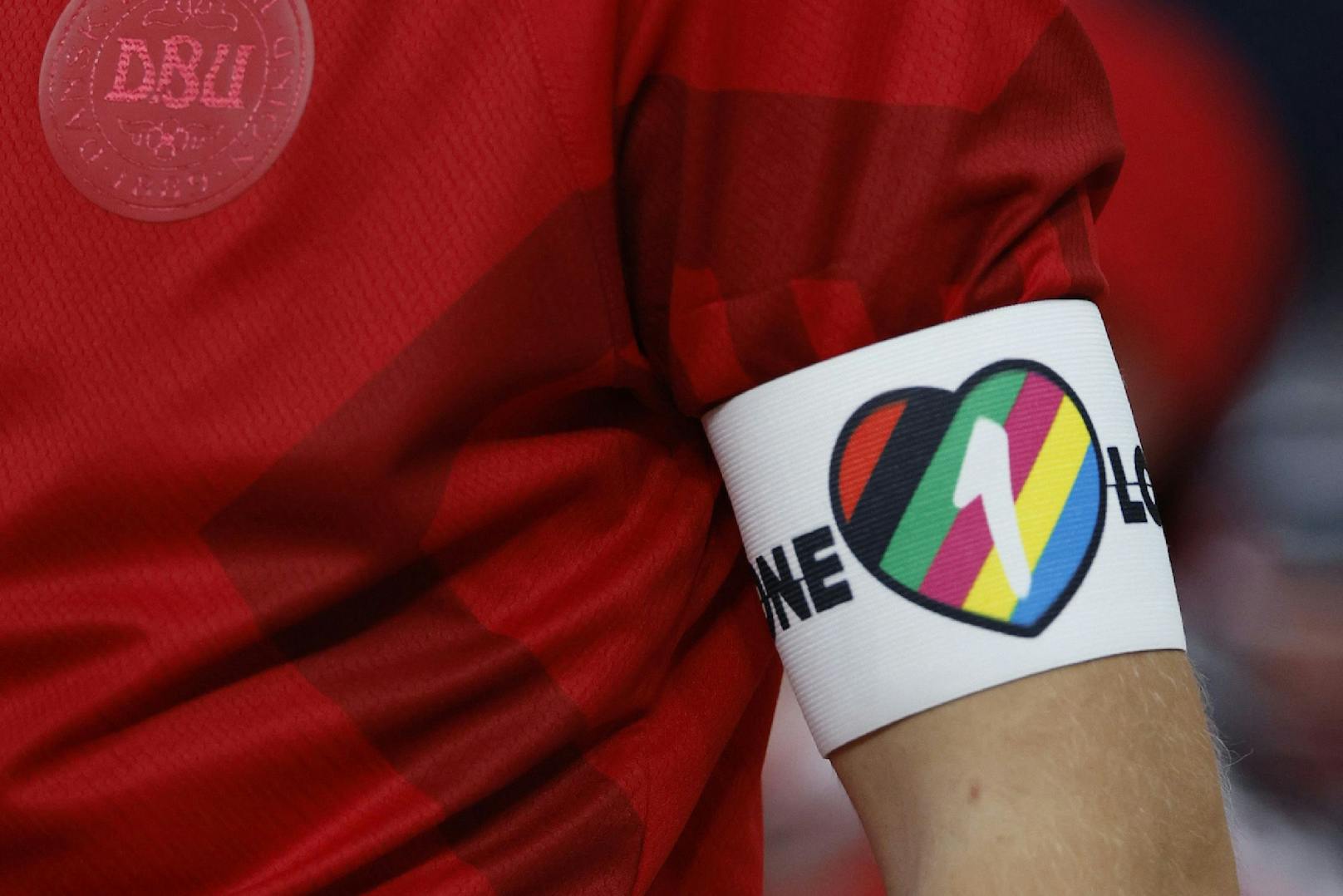 Ein früher WM-Aufreger: Die FIFA verbot den Kapitänen das Tragen dieser "One Love"-Kapitänsbinde, drohte Strafen an.