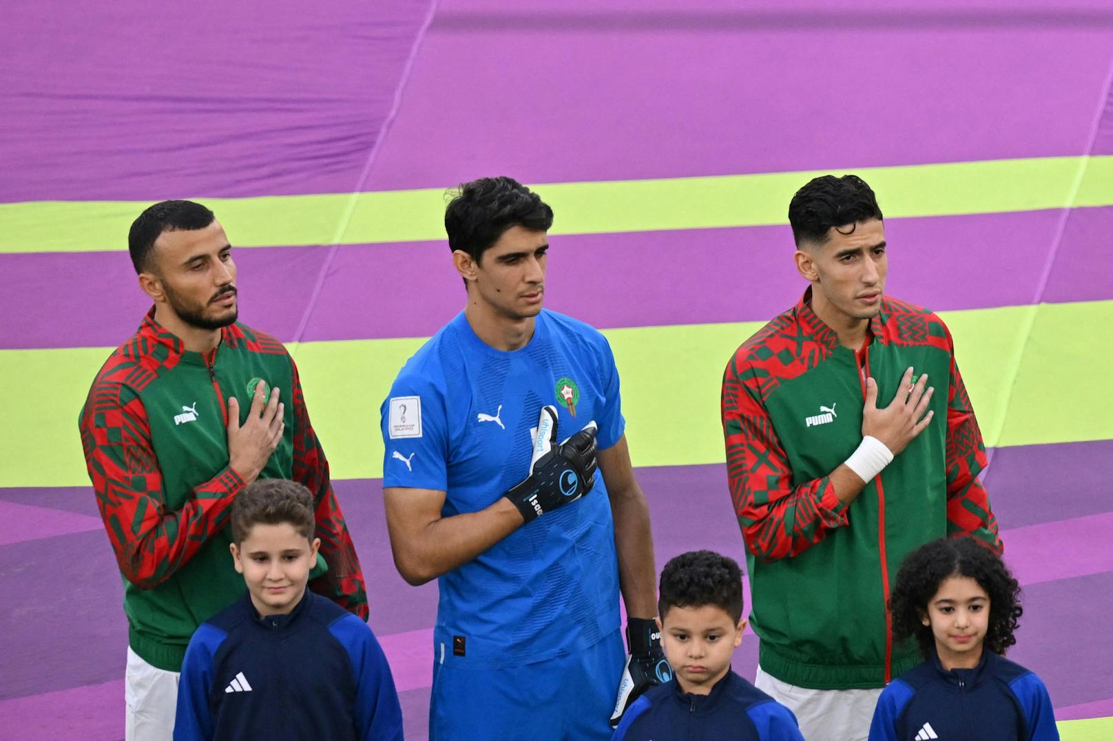 Kurios: Marokko-Tormann Yassine Bounou sang gegen Belgien die Hymne, wärmte sich auf - und wurde dann doch vor dem Anpfiff ausgewechselt. "Er fühlte sich unwohl", verriet sein Trainer.