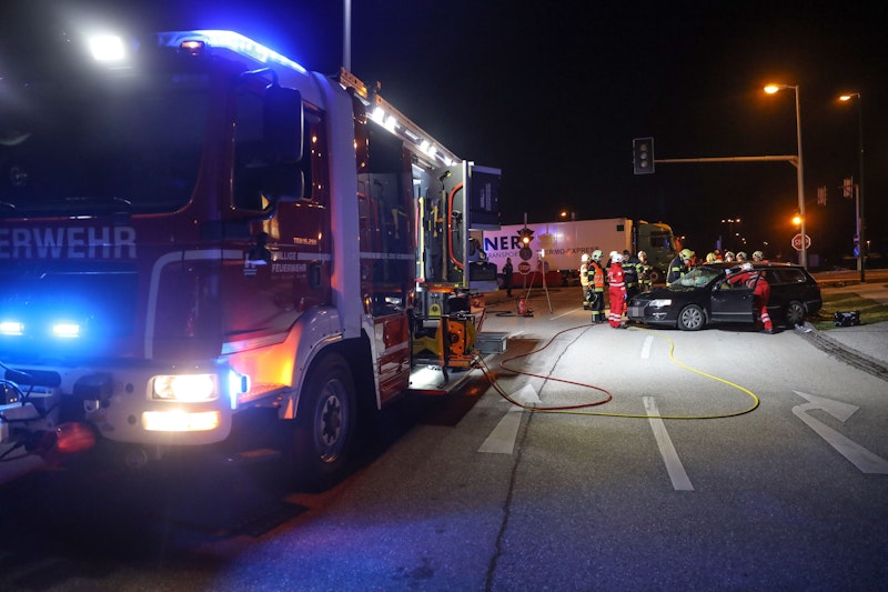 In Wels-Waidhausen musste am späten Mittwochabend ein Beifahrer nach einem Kreuzungscrash von der Feuerwehr aus dem Wrack befreit werden.