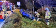 Mercedes-Lenker bei Crash in Straßengraben geschleudert