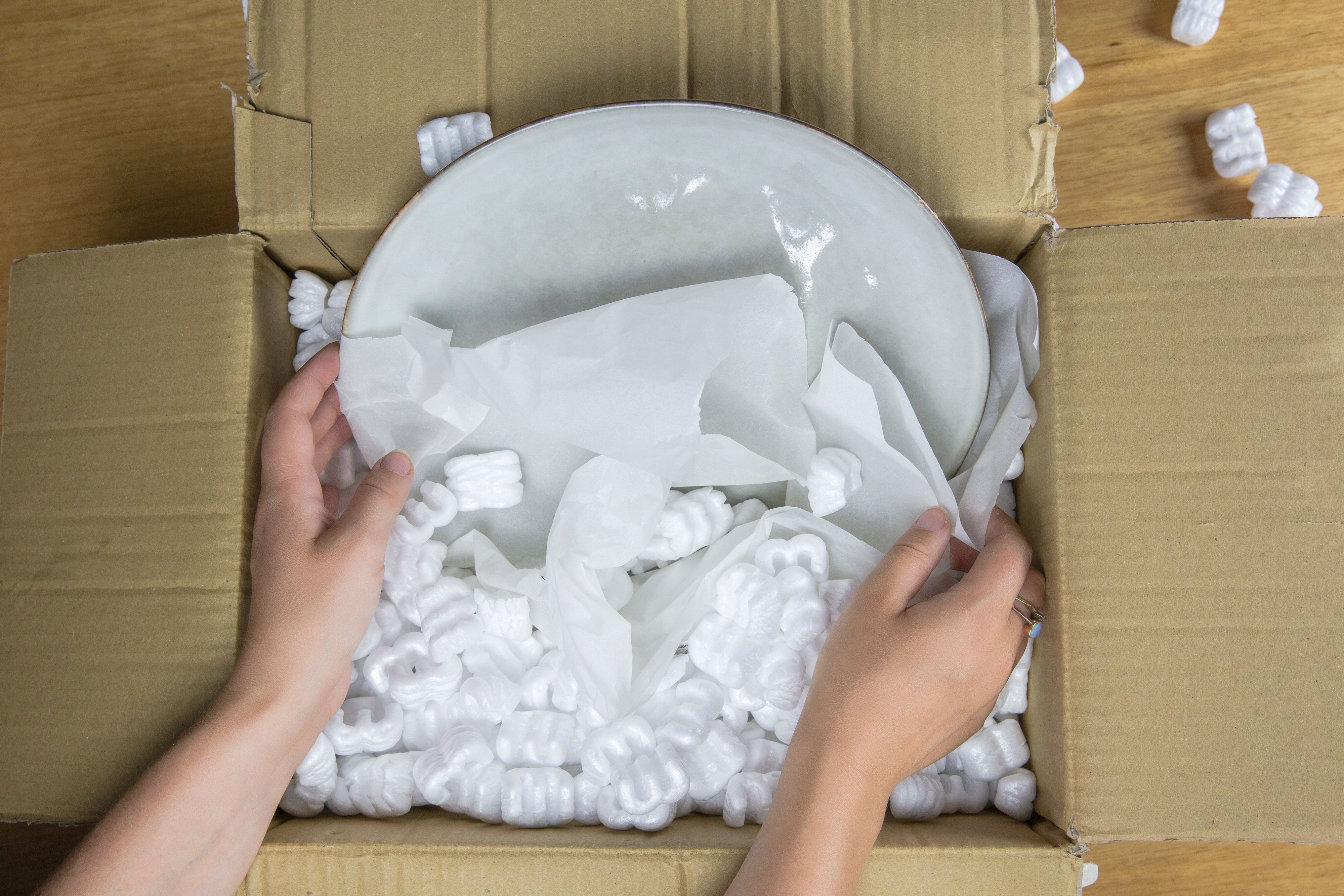 Der Betrüger gab vor, dass es sich um ein wertvolles Geschirr handle.