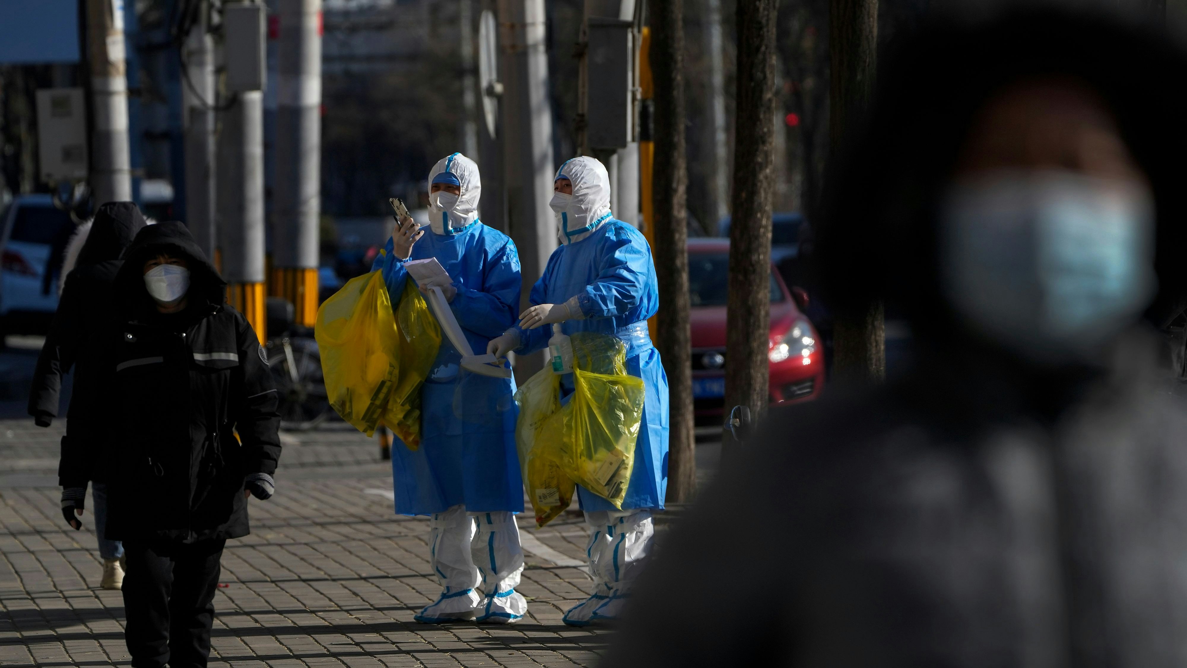 Nach den landesweiten Protesten in China deuten sich nun Lockerungen der Corona-Maßnahmen an.