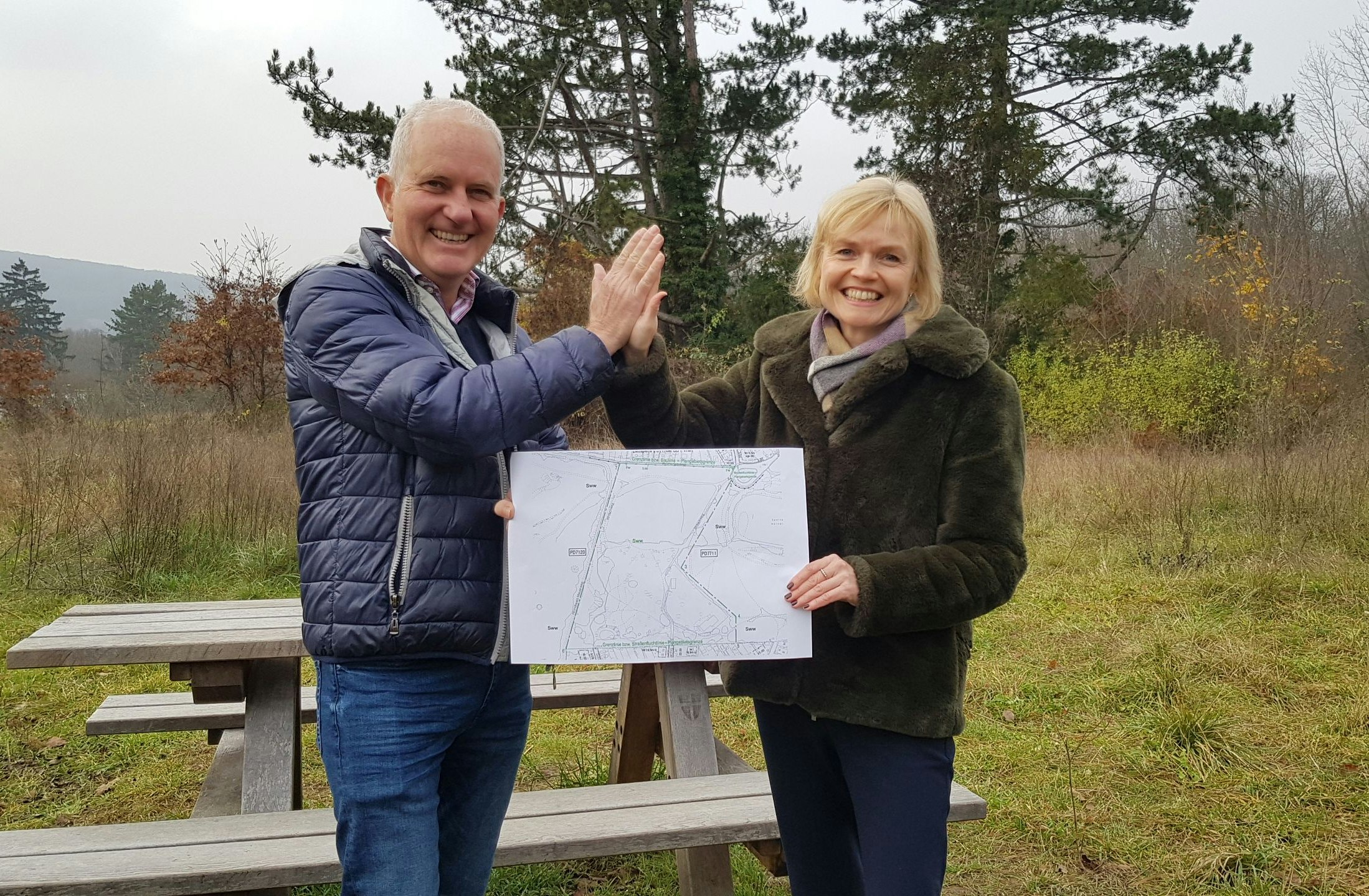 Bezirksvorsteherin Silke Kobald und Gemeinderat Michael Gorlitzer freuen sich über den Erhalt des Hörndlwalds. 