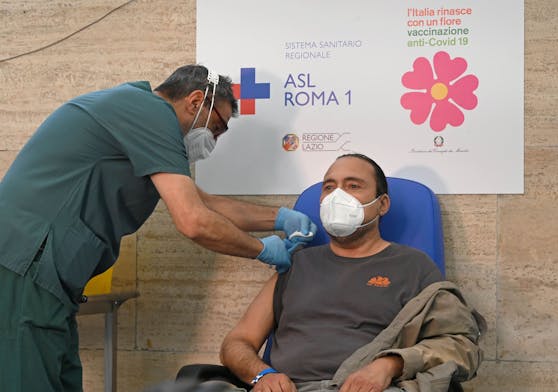 Eine Corona-Impfung im römischen Spital Santo im September 2021.