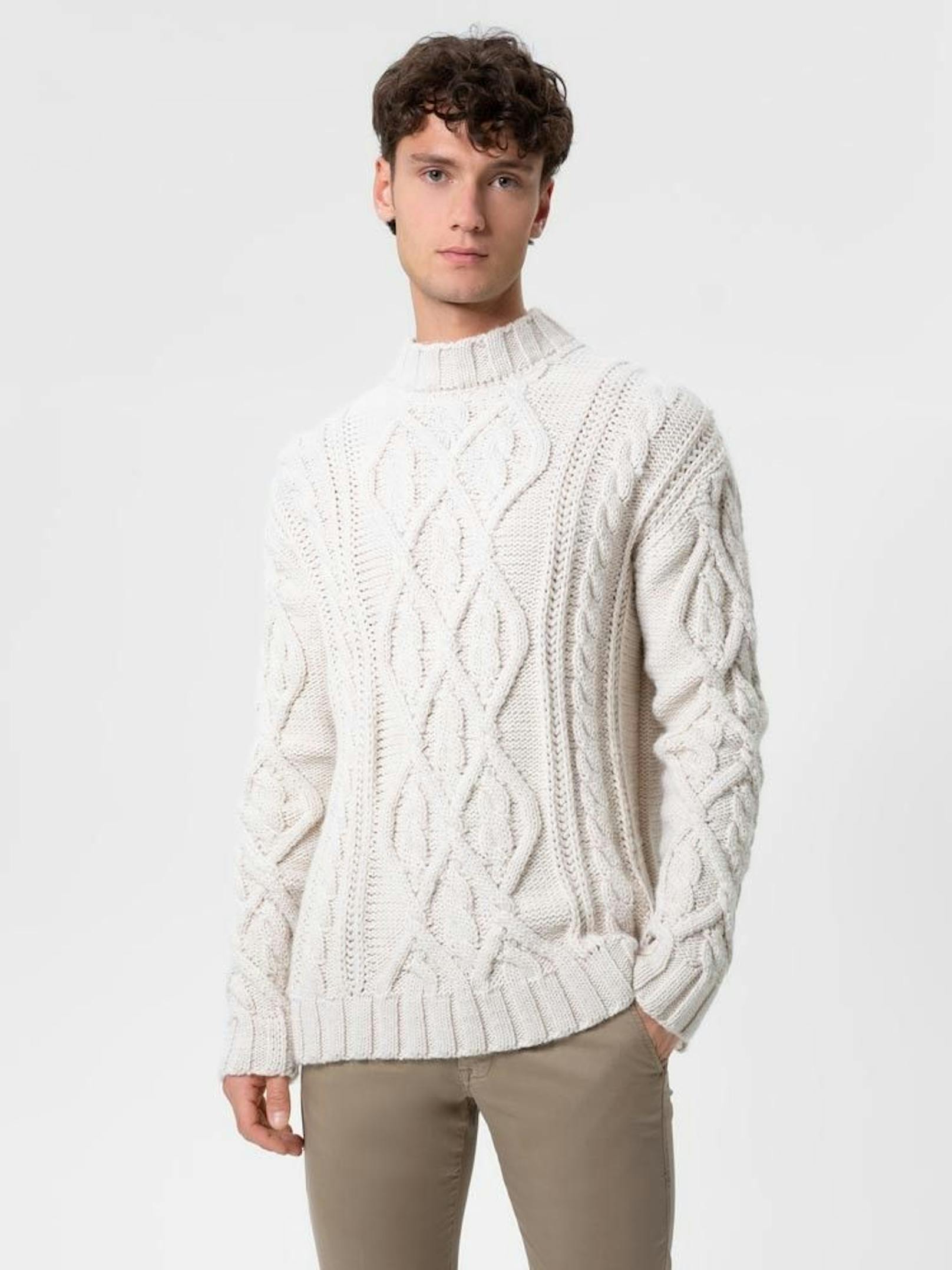 Ein bequemer Pullover ist im Winter unbedingt notwendig. Wer seine Hoodies lieber im Kleiderkasten lassen möchte kann stattdessen einen Zopfstrickpullover tragen.