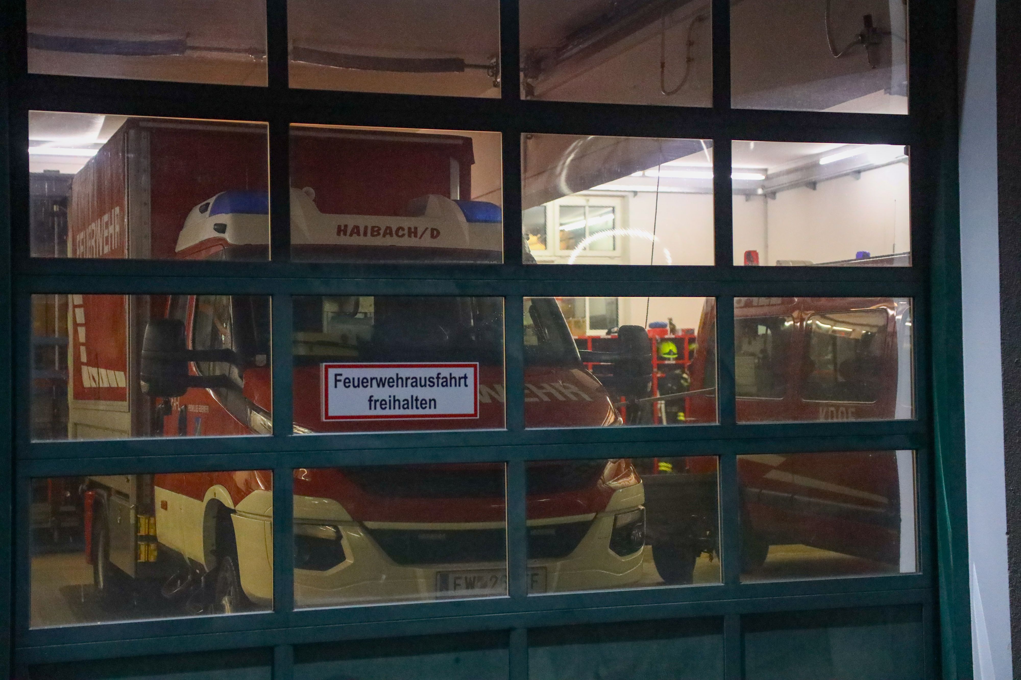 Der Verunglückte wurde durch die FF Haibach ob der Donau von der Unfallstelle geborgen, der Notarzt konnte nur noch den Tod des Mannes feststellen.