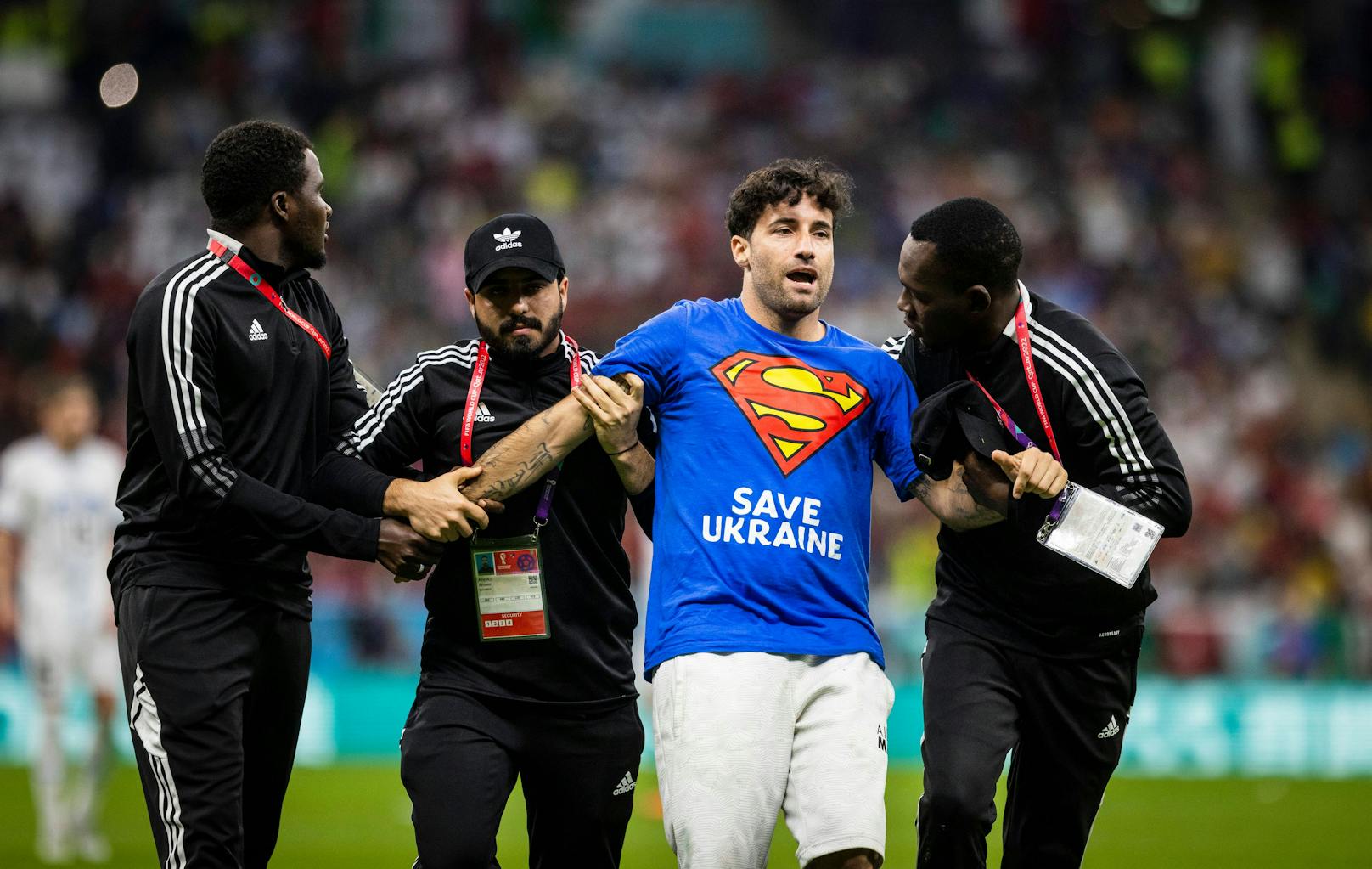 Was wäre eine WM ohne Flitzer? Beim Match Portugal gegen Uruguay enterte der Italiener Mario Ferri den Rasen und verbreitete seine Botschaften.