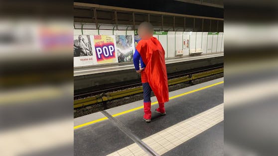 Ob der Unbekannte der wahre Superman ist, oder nur zu einer Kostümparty fährt, ist unklar.
