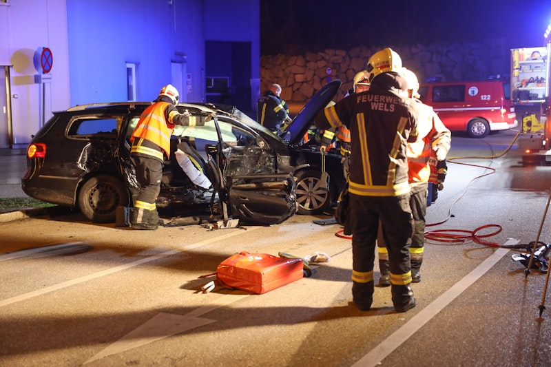 In Wels-Waidhausen musste am späten Mittwochabend ein Beifahrer nach einem Kreuzungscrash von der Feuerwehr aus dem Wrack befreit werden.