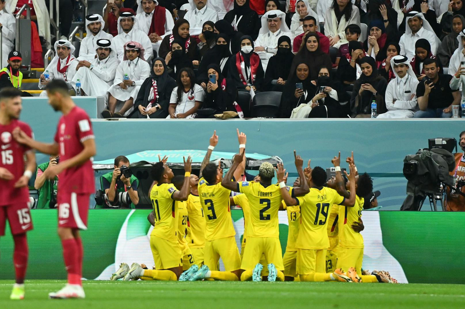 Im Eröffnungsspiel selbst präsentierte sich Gastgeber Katar völlig überfordert. Ecuador gewann locker mit 2:0.