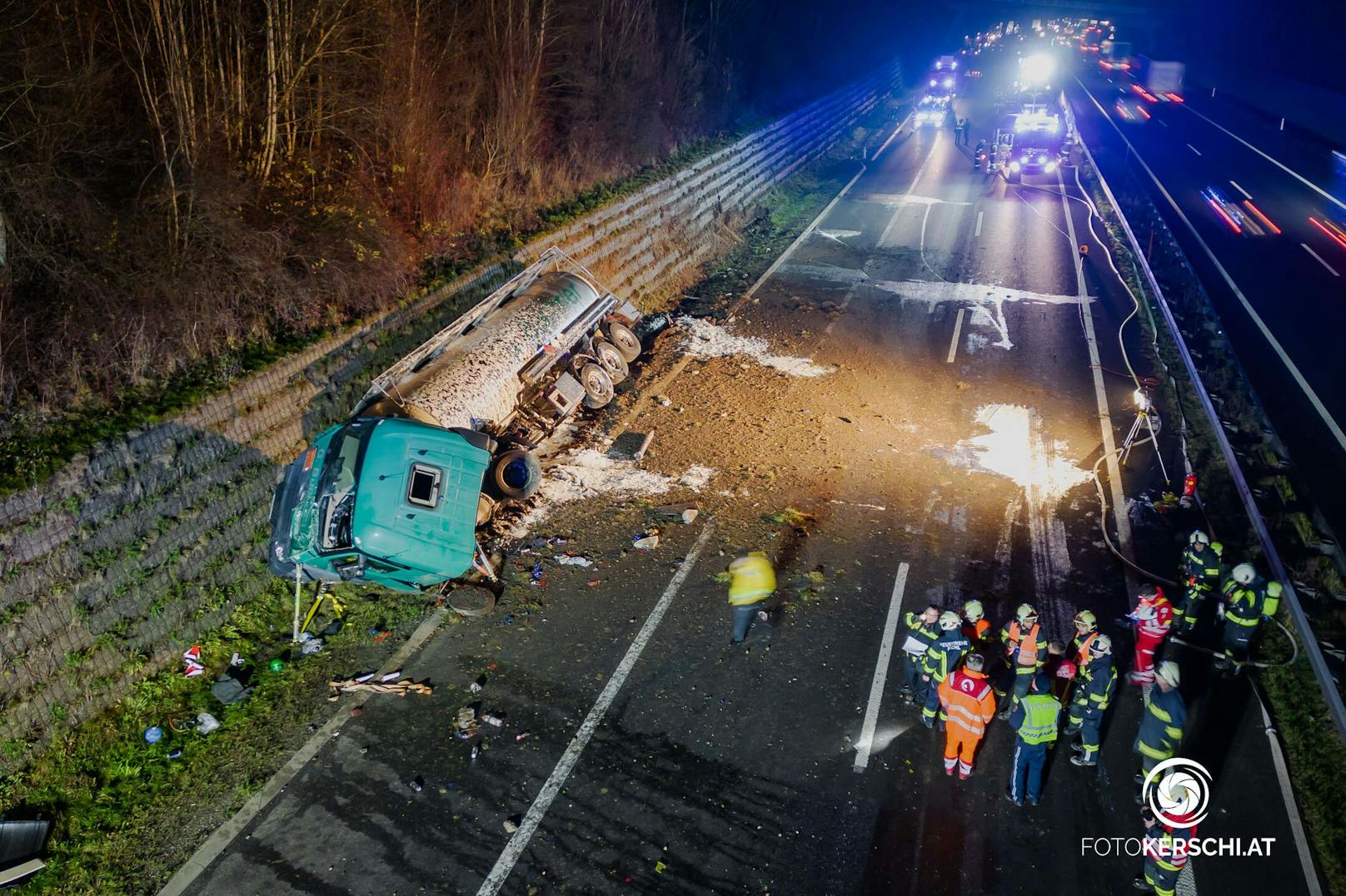 Zu einem schweren Verkehrsunfall mit einem Säure-Lkw ist es am Mittwoch auf der A8 in Fahrtrichtung Suben nach der Auffahrt Pichl bei Wels gekommen.
