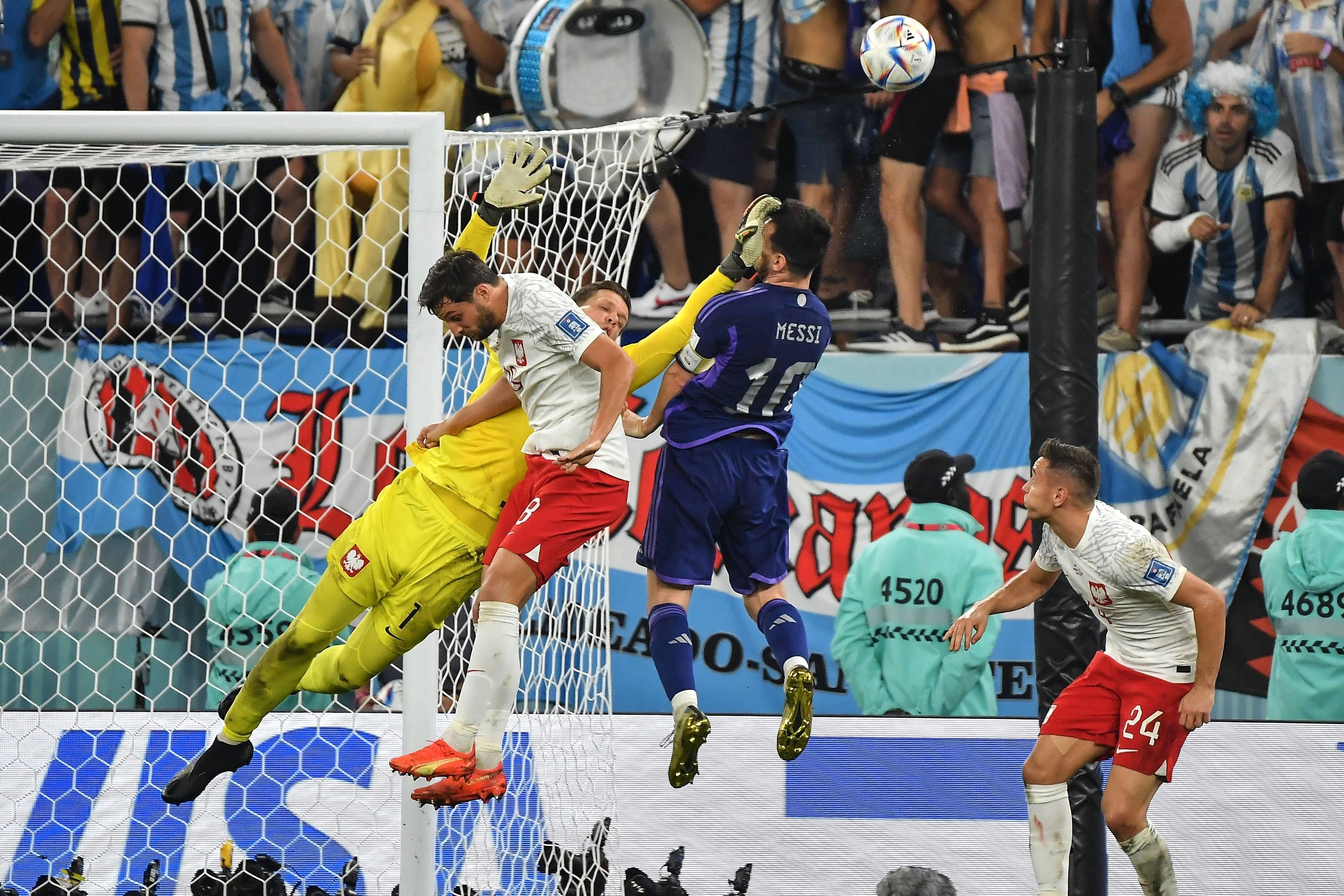 Wojciech Szczesny foult Lionel Messi in der Luft