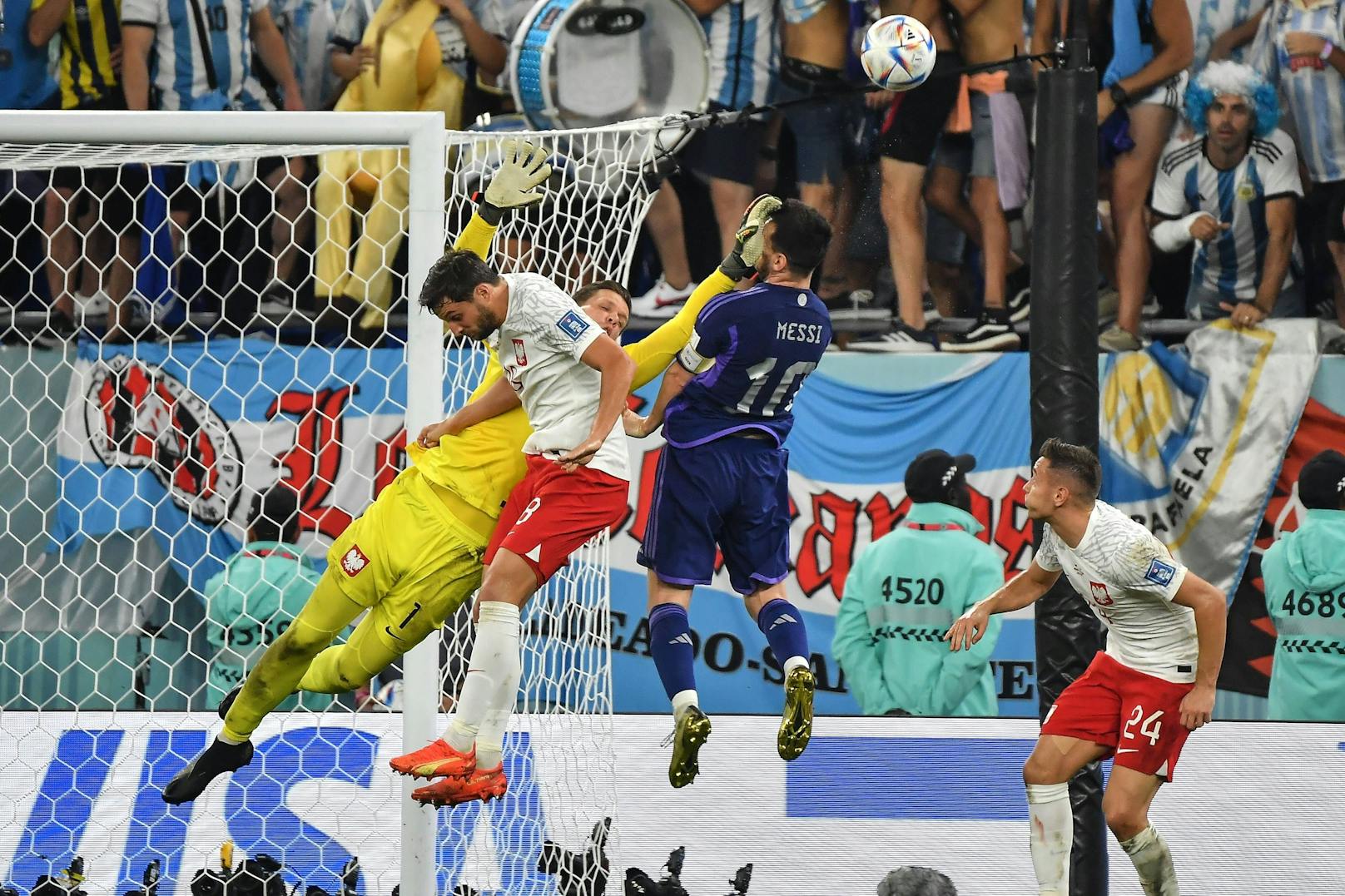Wojciech Szczesny foult Lionel Messi in der Luft