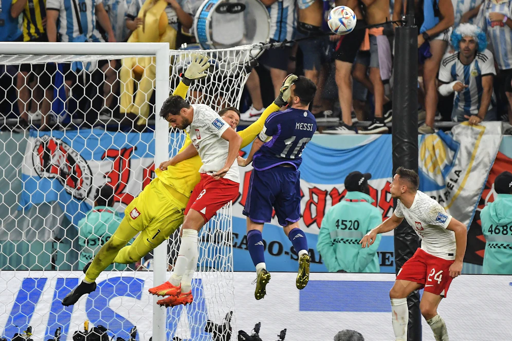 Wojciech Szczesny foult Lionel Messi in der Luft