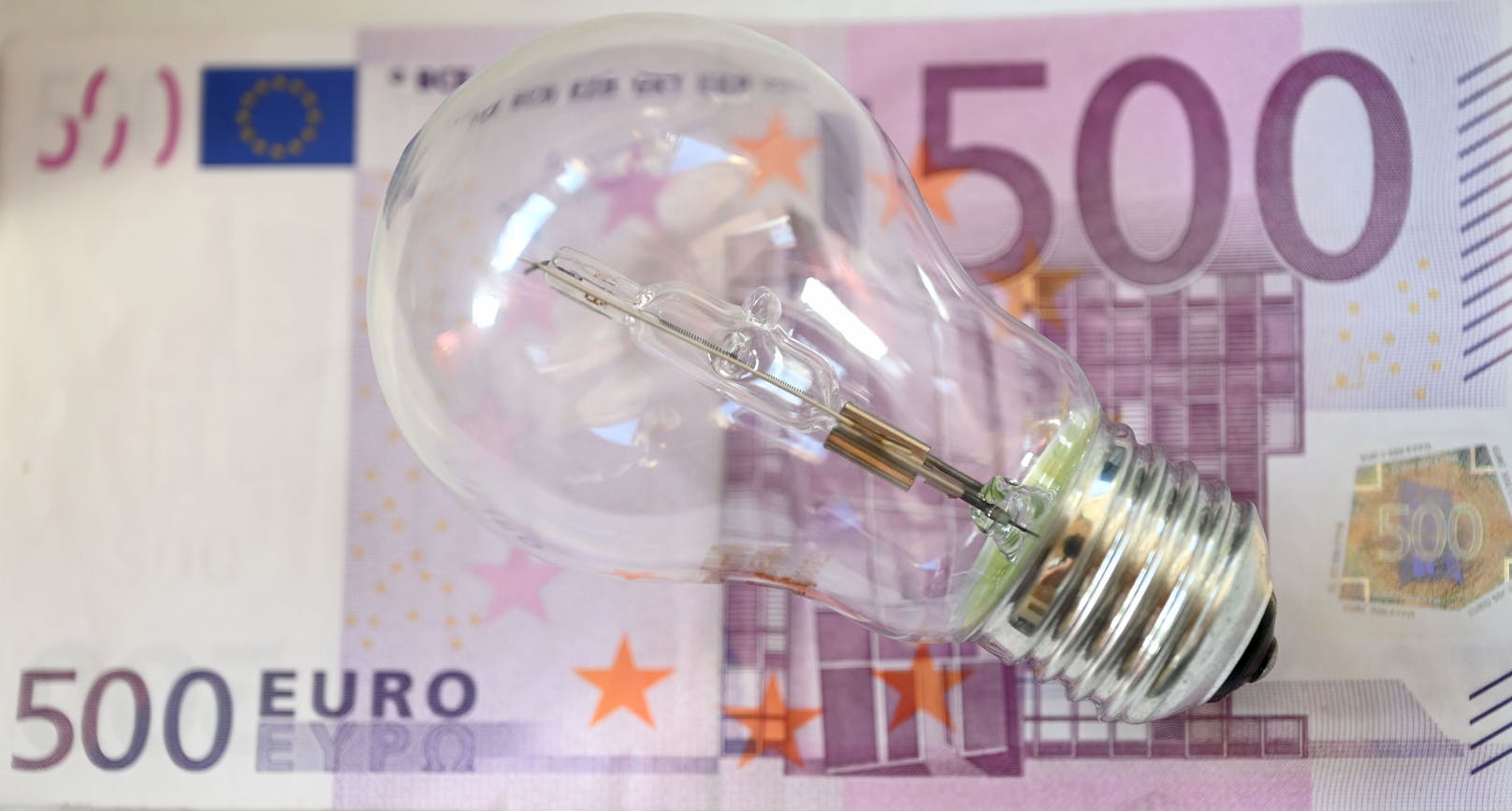 Ab sofort tritt die Strompreisbremse in Österreich in Kraft und soll Haushalten rund 500 Euro im Jahr sparen.