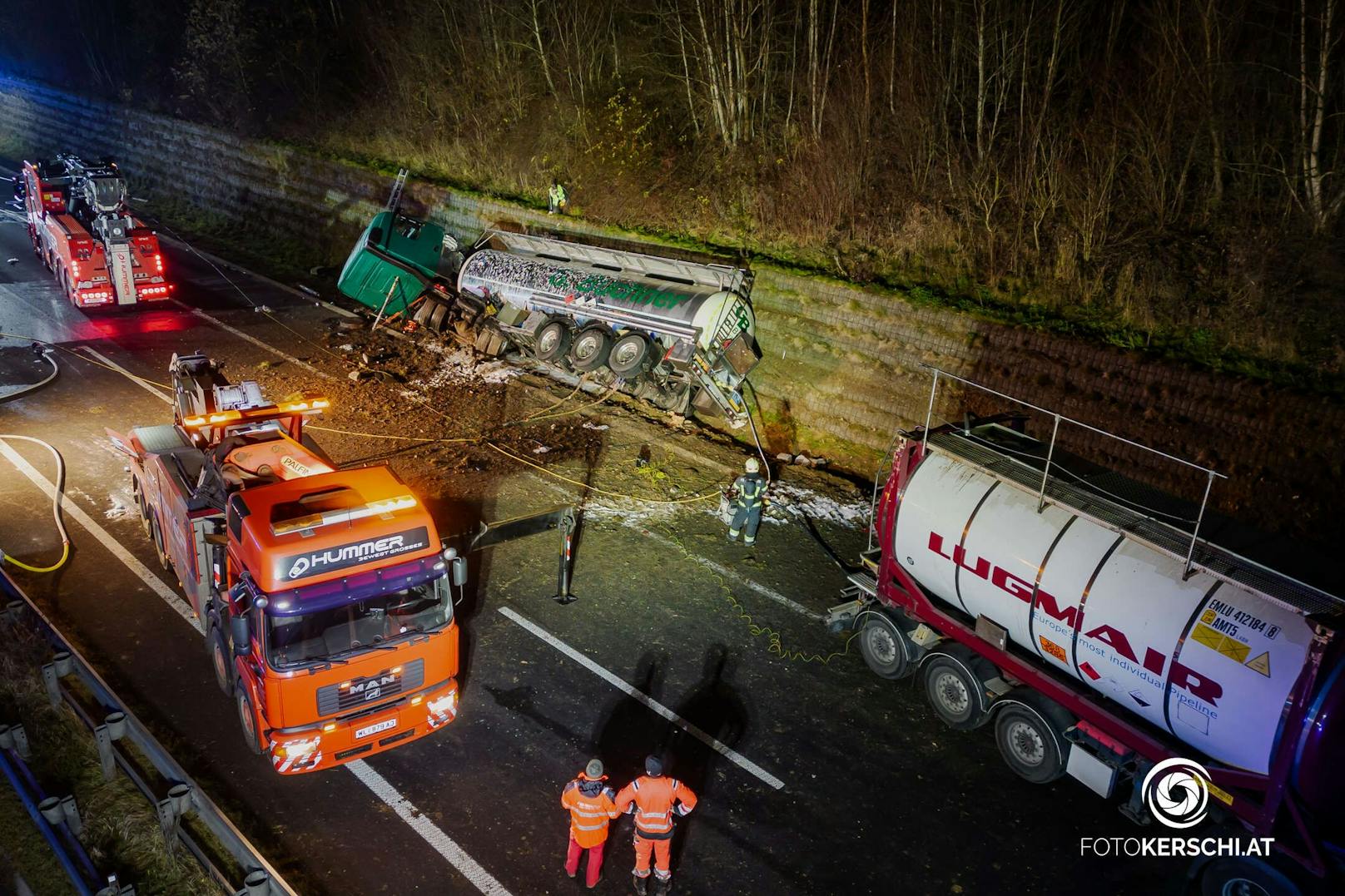 Zu einem schweren Verkehrsunfall mit einem Säure-Lkw ist es am Mittwoch auf der A8 in Fahrtrichtung Suben nach der Auffahrt Pichl bei Wels gekommen.