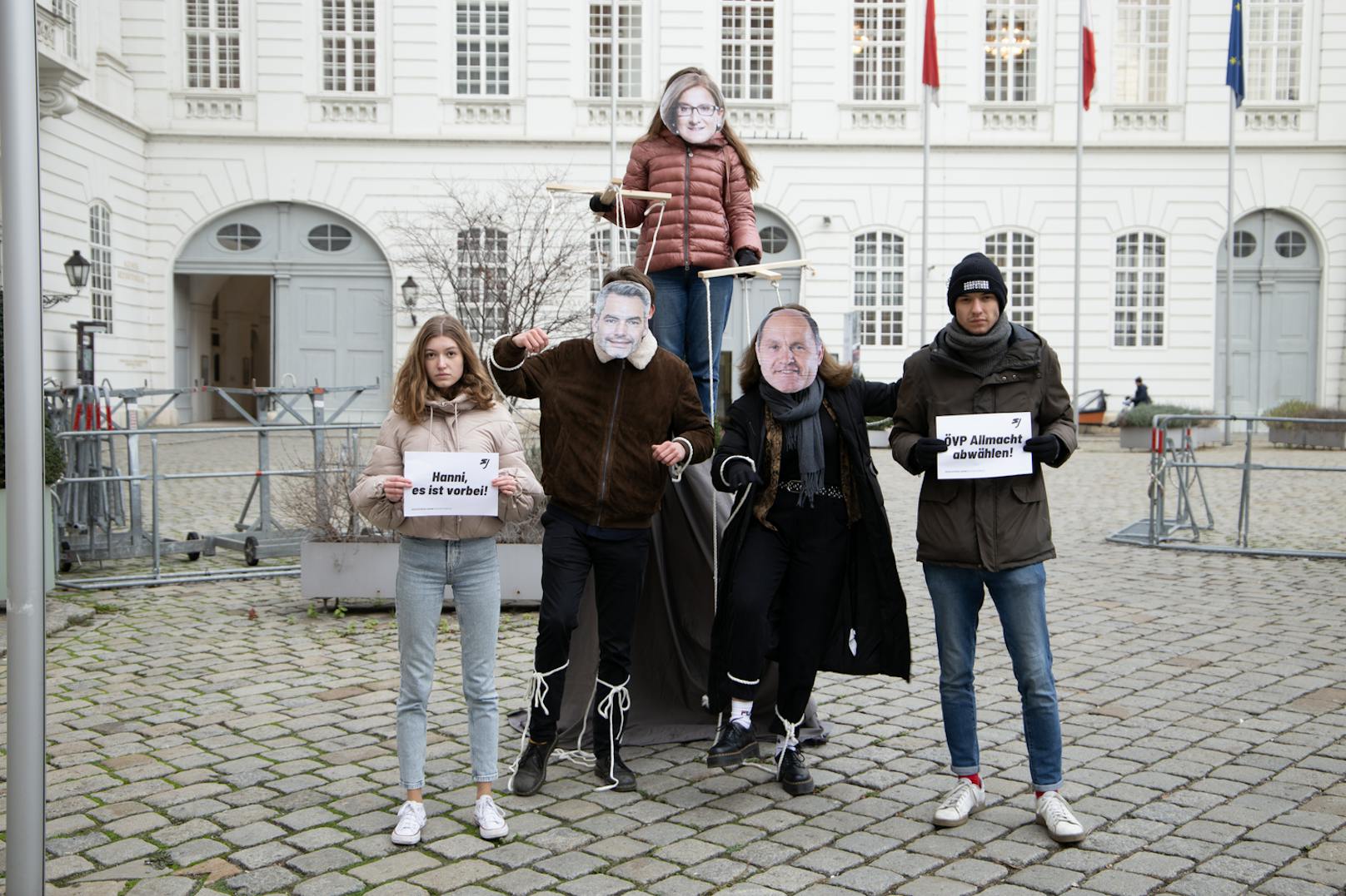 SPÖ-Jugend protestiert vor U-Ausschuss mit Mikl-Leitner