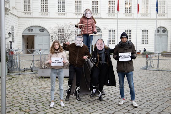 Wolfgang Sobotka und Karl Nehammer als Marionetten von Johanna Mikl-Leitner – die Protestaktion der Sozialistischen Jugend am Josefsplatz.