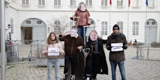 SPÖ-Jugend protestiert vor U-Ausschuss mit Mikl-Leitner