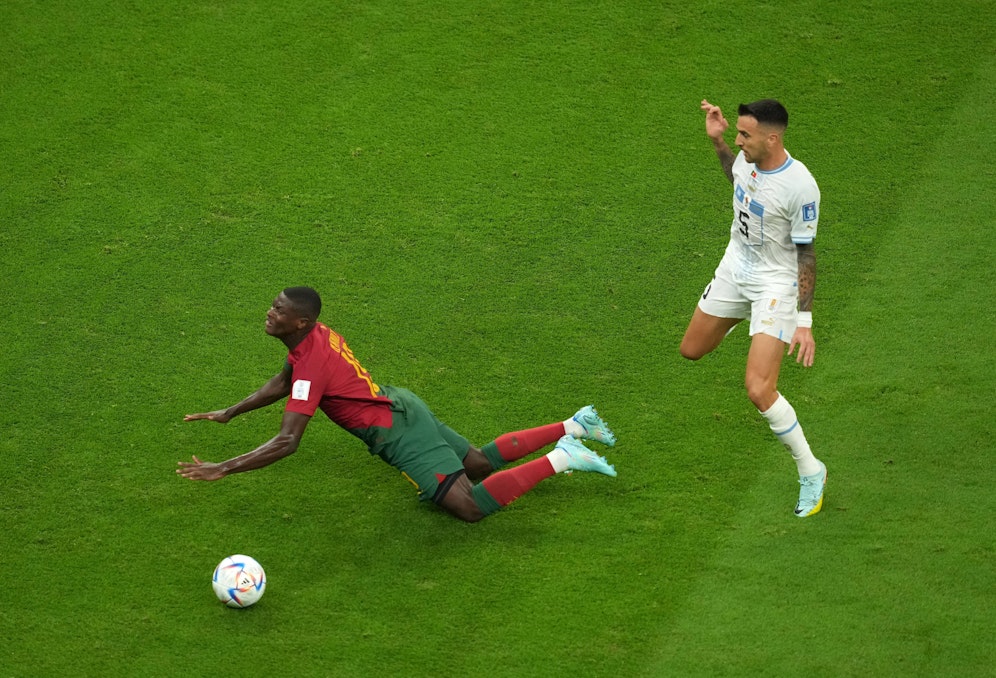 Portugals Star-Kicker Nuno Mendes wird wohl für den Rest des Katar-Turniers ausfallen. 